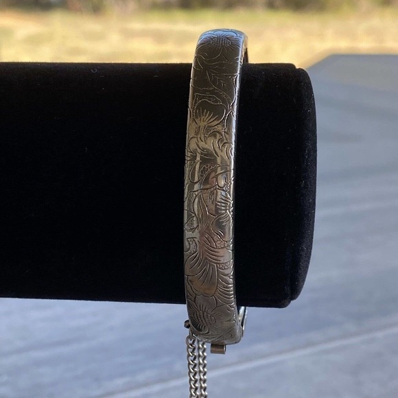 A beautiful vintage cuff bracelet with floral design features safety chain - Picture 6 of 12